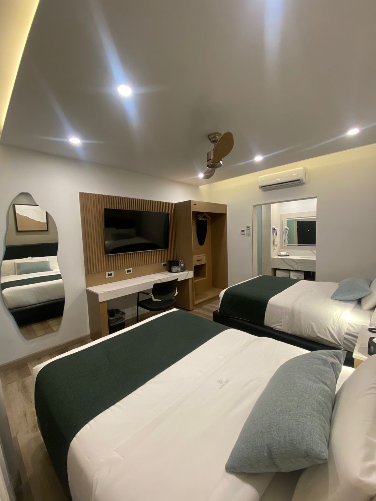 Kamar Double Keluarga | Meja kerja, setrika/meja setrika, dan seprai linen