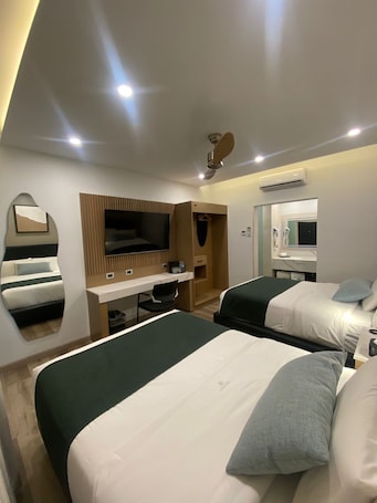 Quarto casal famĆlia | Escrivaninha, ferros/tĆ”buas de passar roupa, roupa de cama