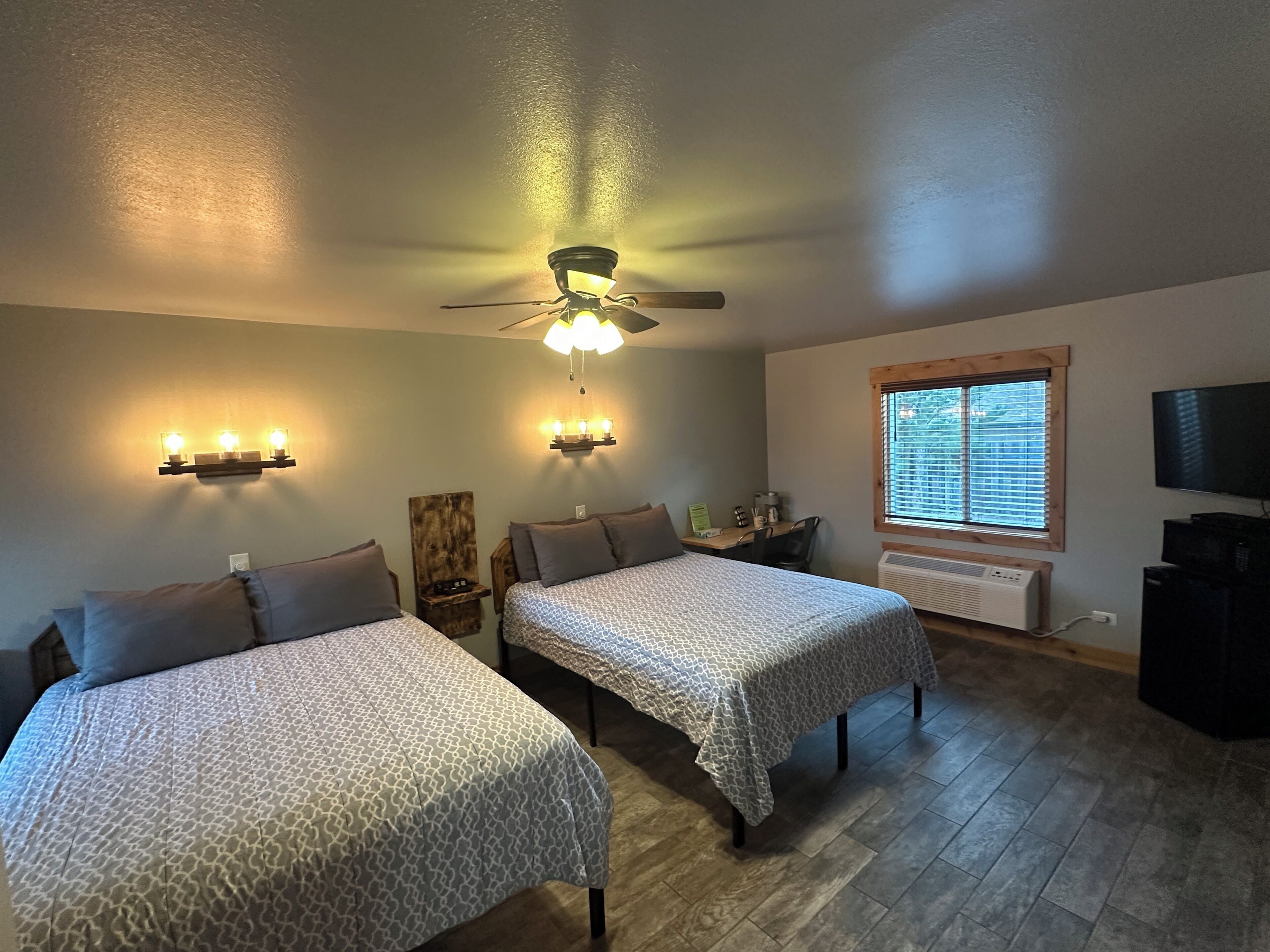 Comfort-Doppelzimmer, 2 Queen-Betten | 1 Schlafzimmer, Schreibtisch, Bügeleisen/Bügelbrett, kostenloses WLAN