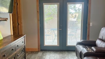 Estudio Confort, 1 cama King size, patio, en esquina | Área de sala de estar | Televisión de pantalla plana de 36 pulgadas con canales vía satélite