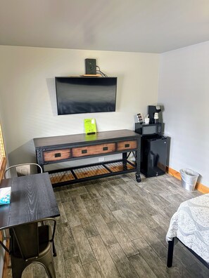 Standard Room, 1 King Bed | Room amenity