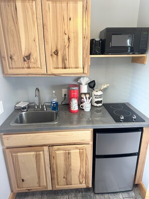 Comfort Suite, 1 King Bed, Fireplace, Corner | Private kitchen | Microwave, coffee/tea maker - Columbine Inn (Estes Park)
