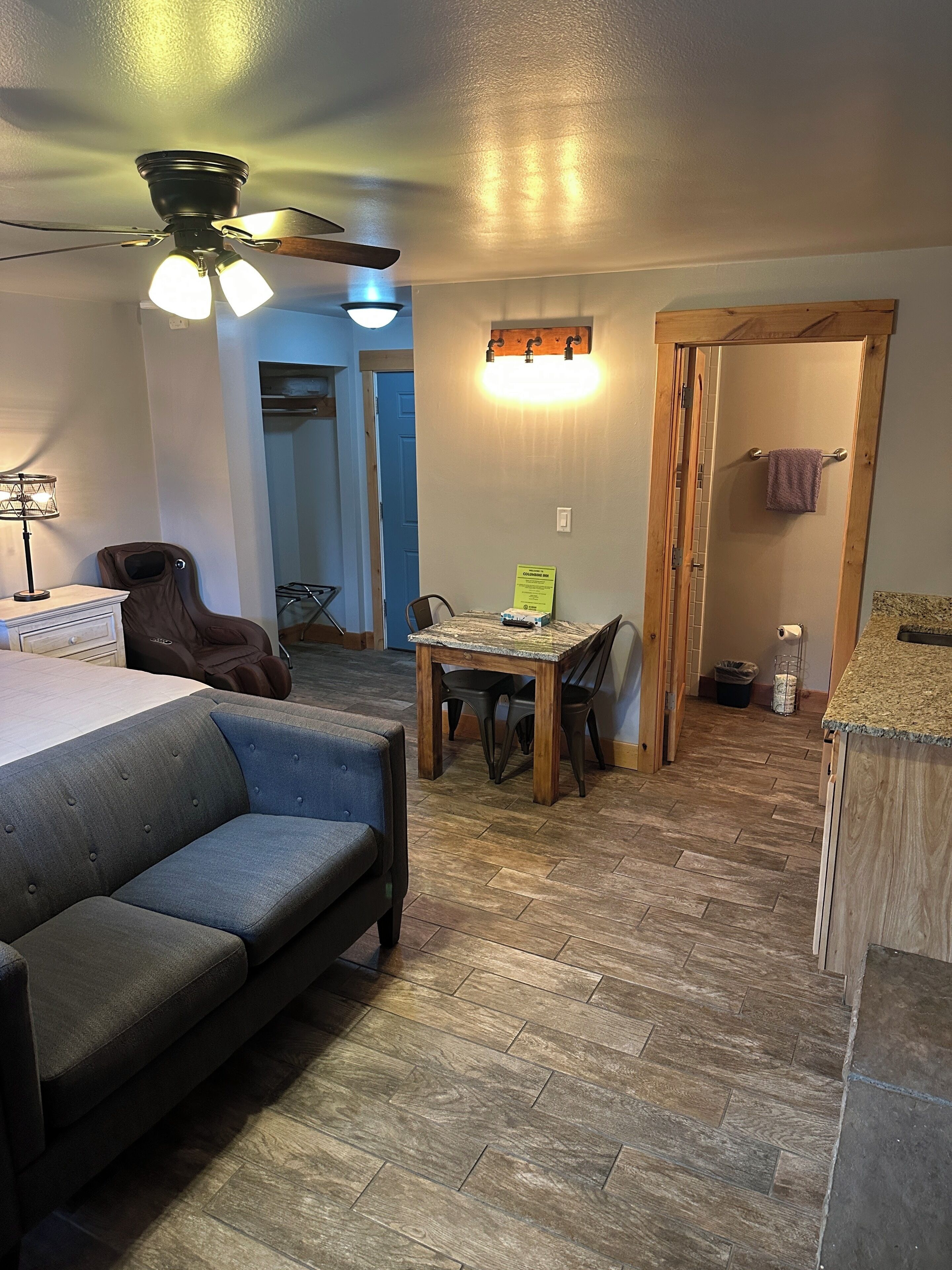 Comfort Studio, 1 King Bed, Fireplace | 1 bedroom, desk, iron/ironing board, free WiFi