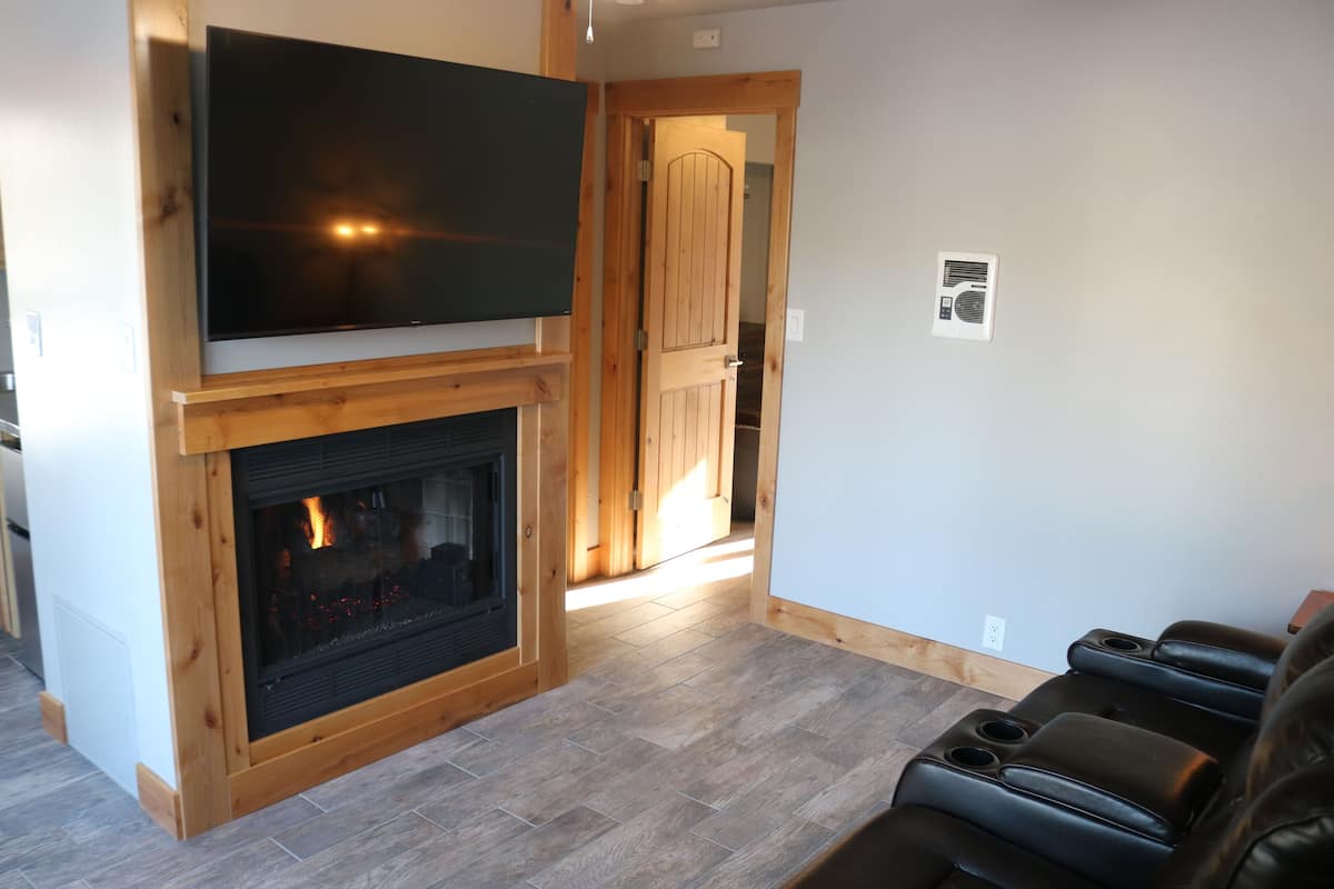 Comfort Suite, 1 King Bed, Fireplace, Corner | Living area | 36-inch flat-screen TV with satellite channels, TV