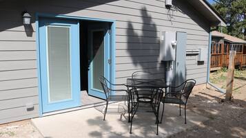 Comfort Studio, 1 King Bed, Patio, Corner | Terrace/patio