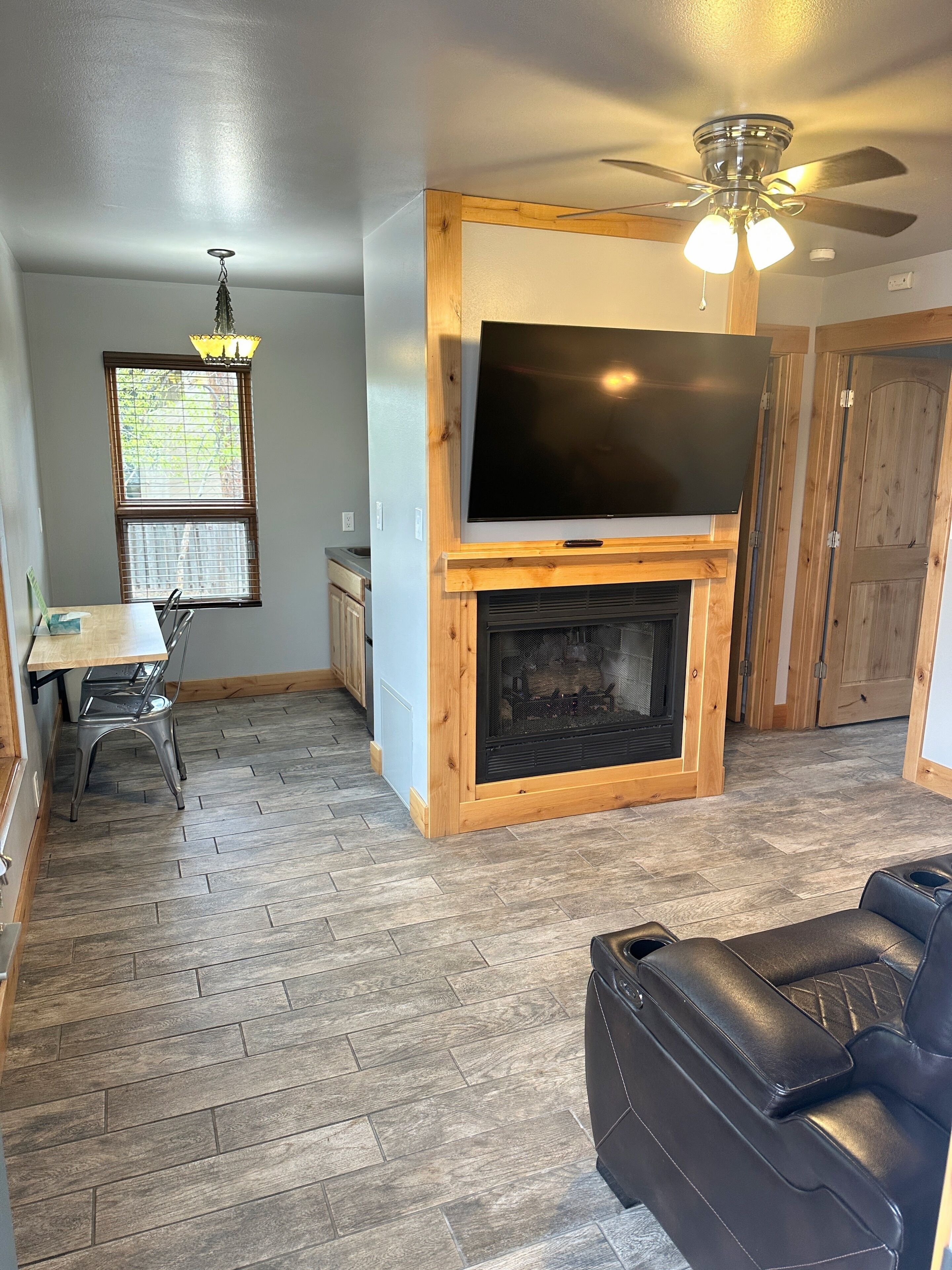 Comfort Suite, 1 King Bed, Fireplace, Corner | Living area
