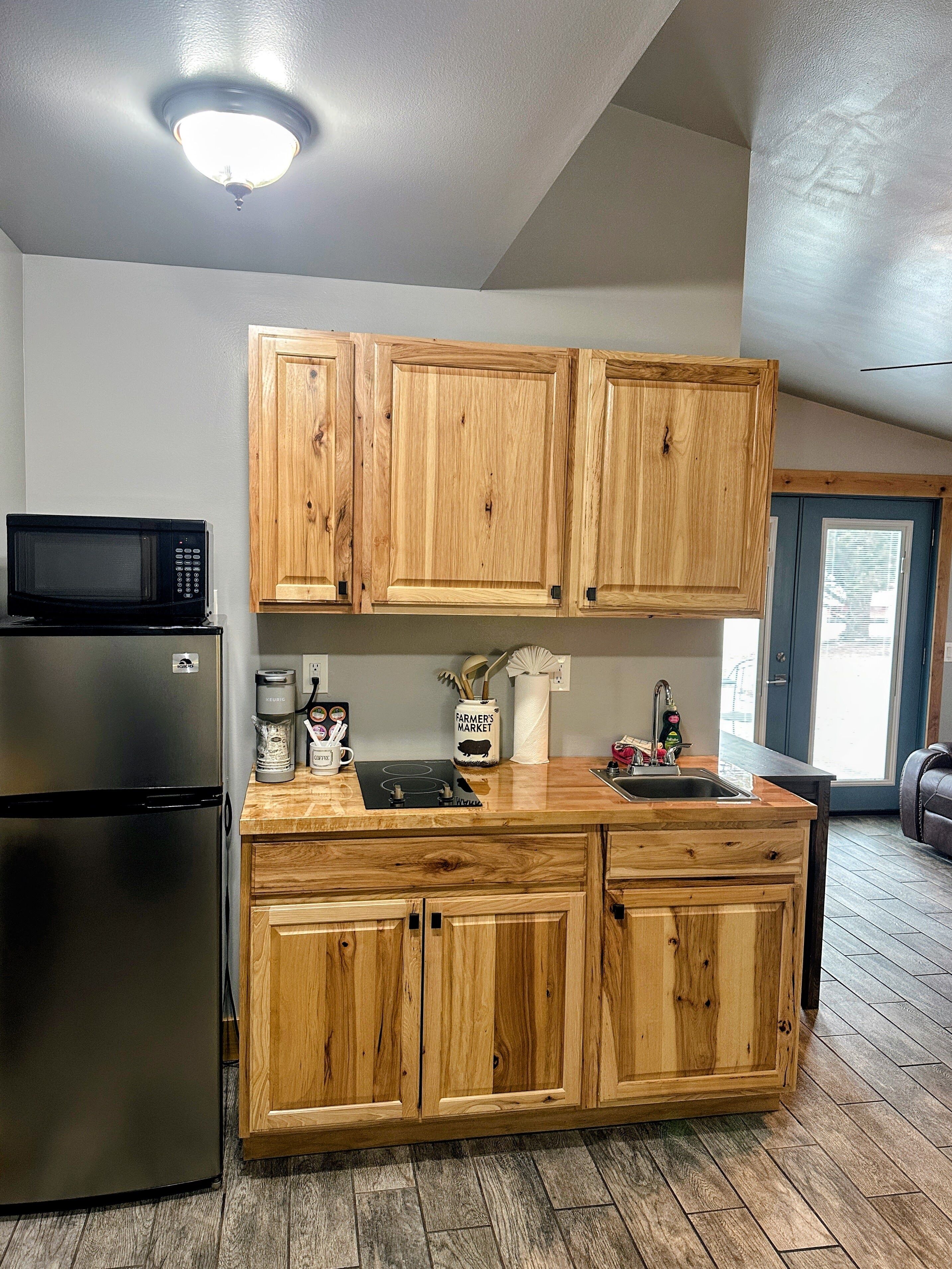 Comfort Studio, 1 King Bed, Patio, Corner | Private kitchenette