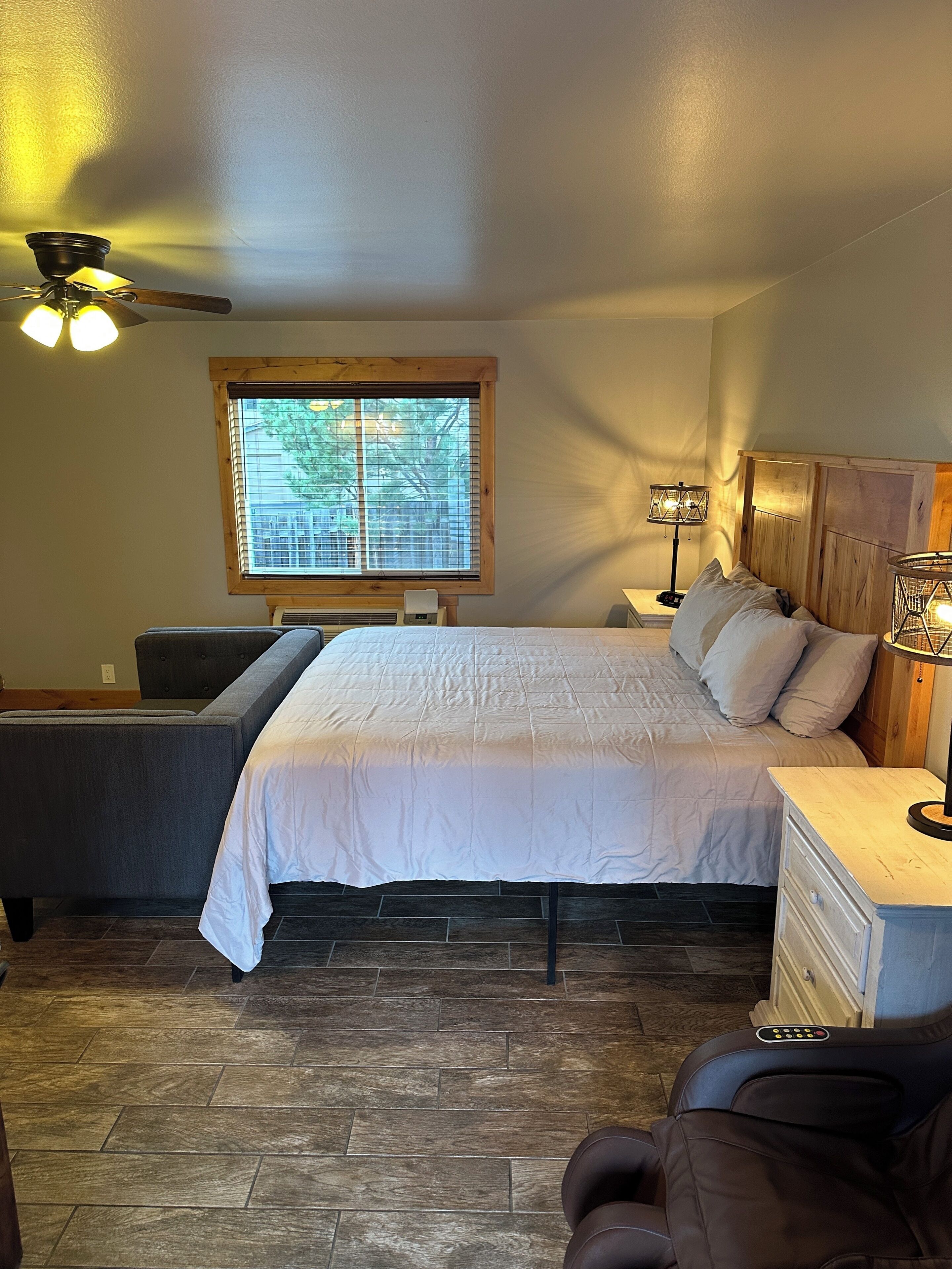 Studio Confort, 1 très grand lit, foyer | 1 chambre, bureau, fer et planche à repasser, accès au Wi-Fi (inclus)