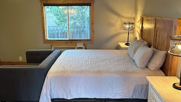 Studio Confort, 1 très grand lit, foyer | 1 chambre, bureau, fer et planche à repasser, accès au Wi-Fi (inclus)
