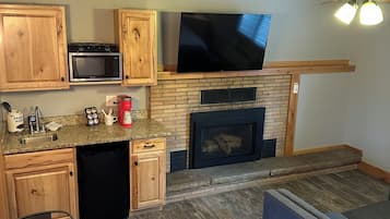 Comfort Studio, 1 King Bed, Fireplace | 1 bedroom, desk, iron/ironing board, free WiFi