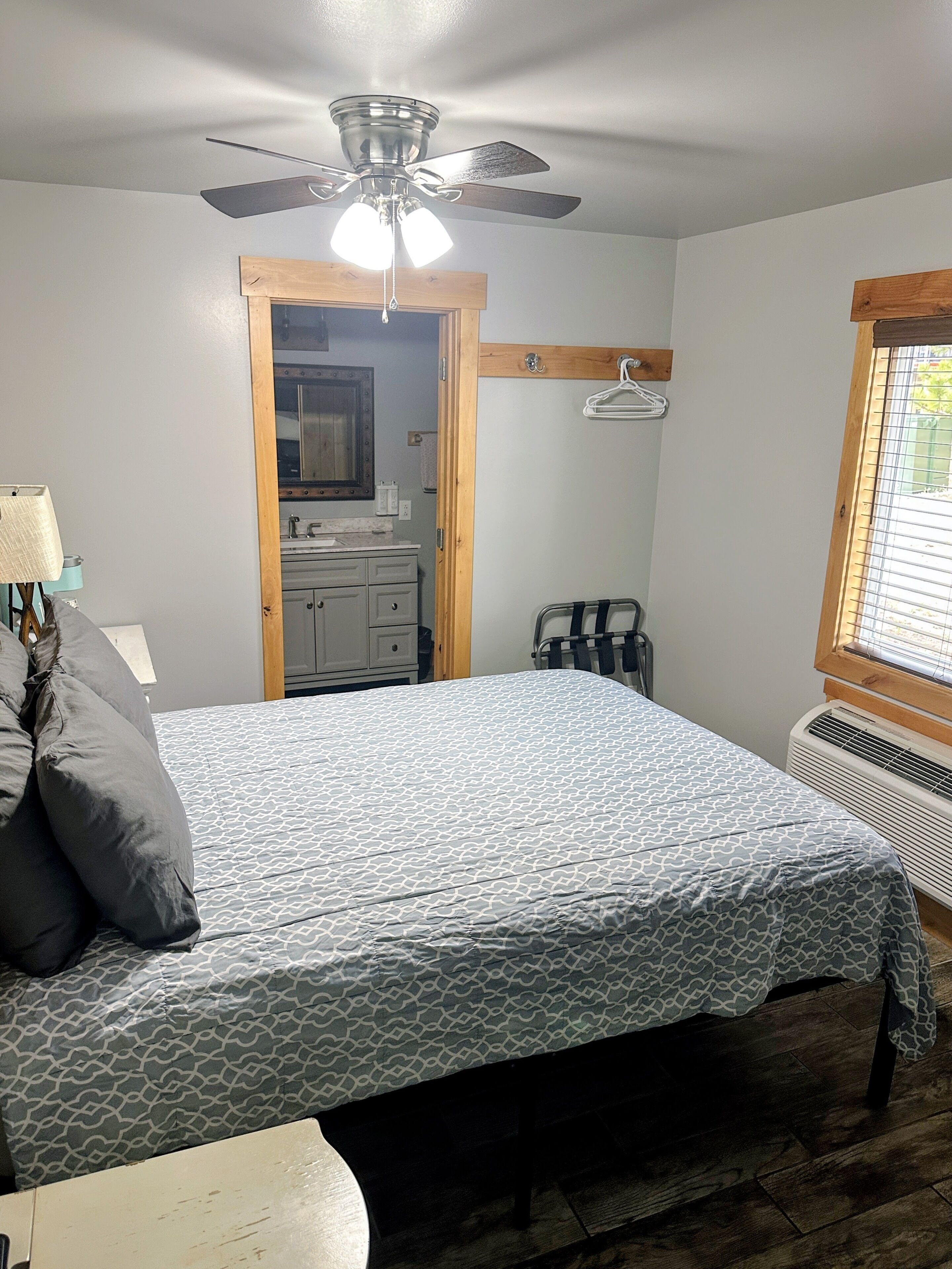 Economy Single Room, 1 Queen Bed