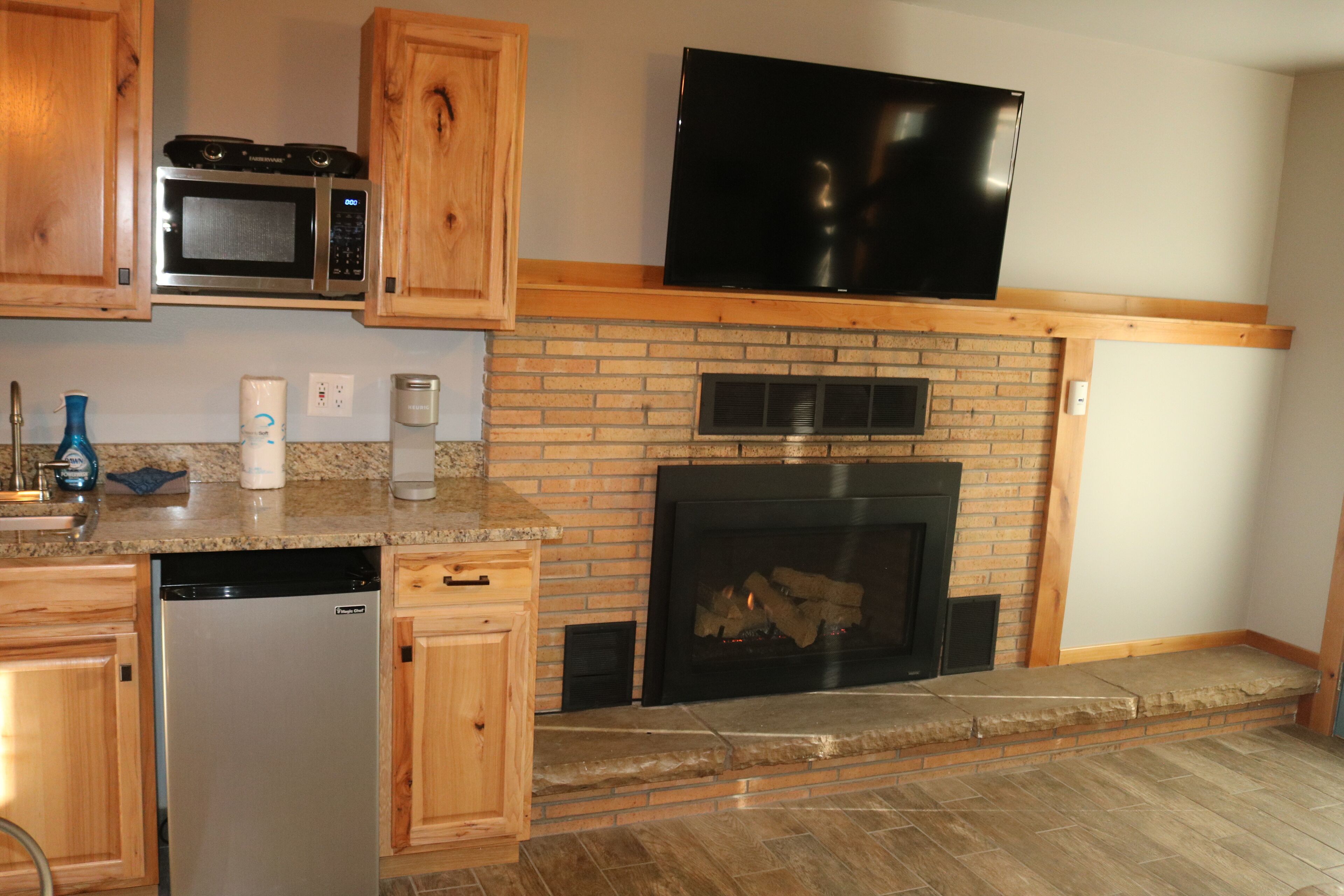 舒適開放式客房, 1 張特大雙人床, 壁爐 | 1 間臥室、書桌、熨斗/熨衣板、免費無線上網