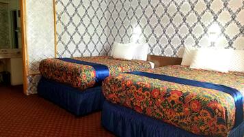 Standard-Doppelzimmer, 2 Queen-Betten | Minibar, Schreibtisch, laptopgeeigneter Arbeitsplatz