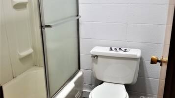 Familien-Dreibettzimmer | Badezimmer | Duschwanne, Haartrockner, Handtücher