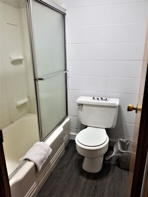 Family Triple Room | Bathroom | Combined shower/bathtub, hair dryer, towels - Town House Motor Inn (Worland)