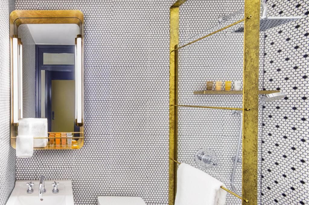 Premium Queen | Salle de bain | Douche cascade, articles de toilette griffés