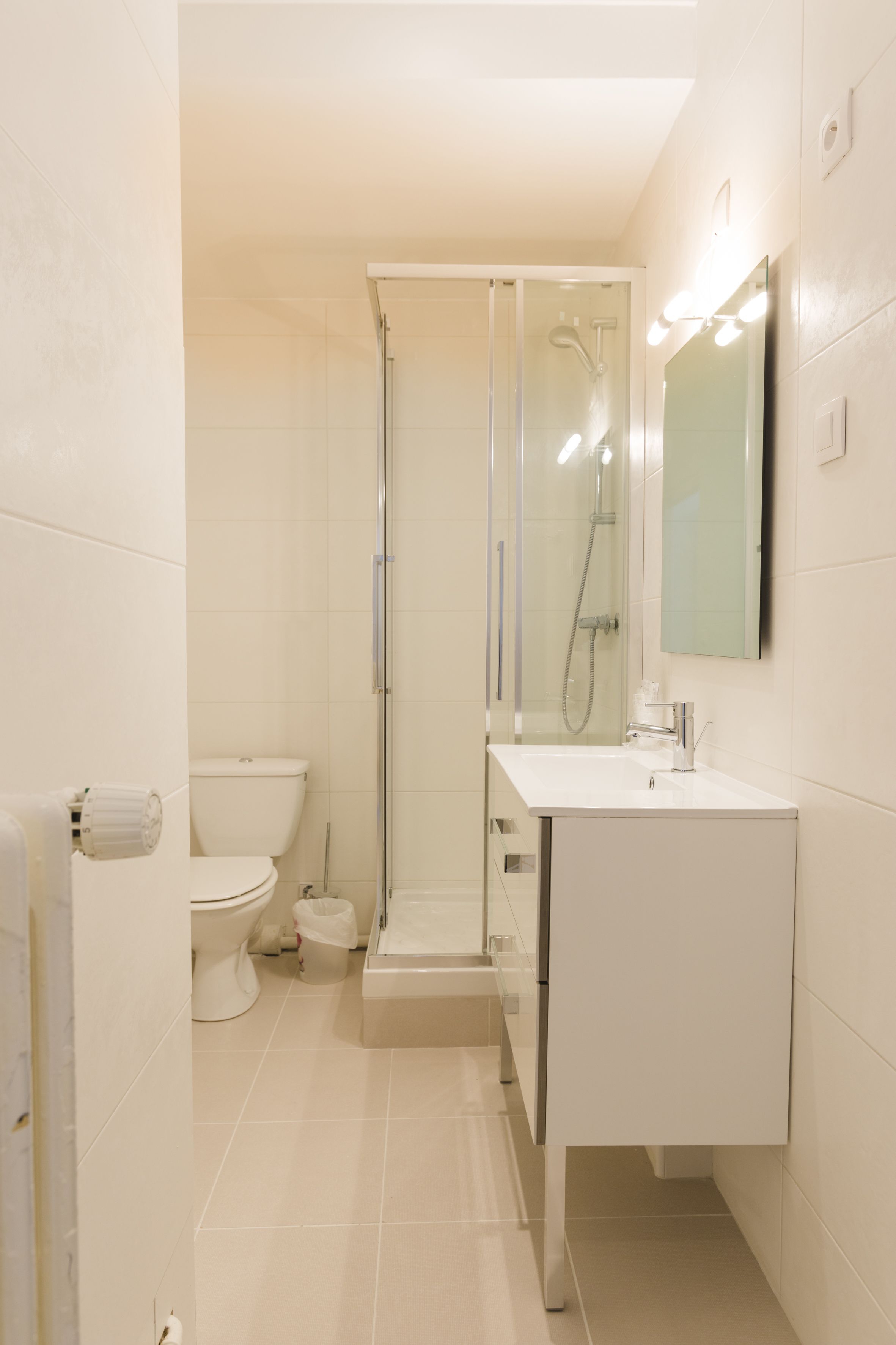 quadruple room | bathroom | free toiletries, towels