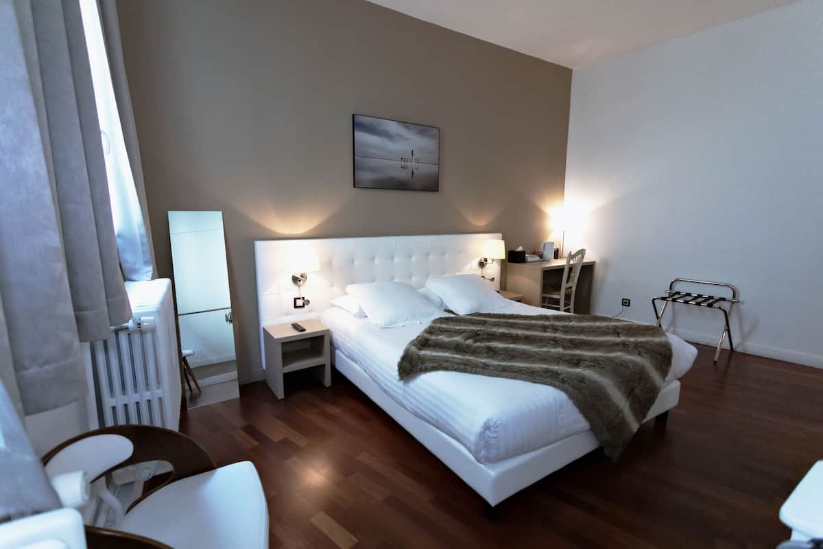 Economy Double Room | Meja, seterika/papan seterika, Wi-fi percuma, cadar katil