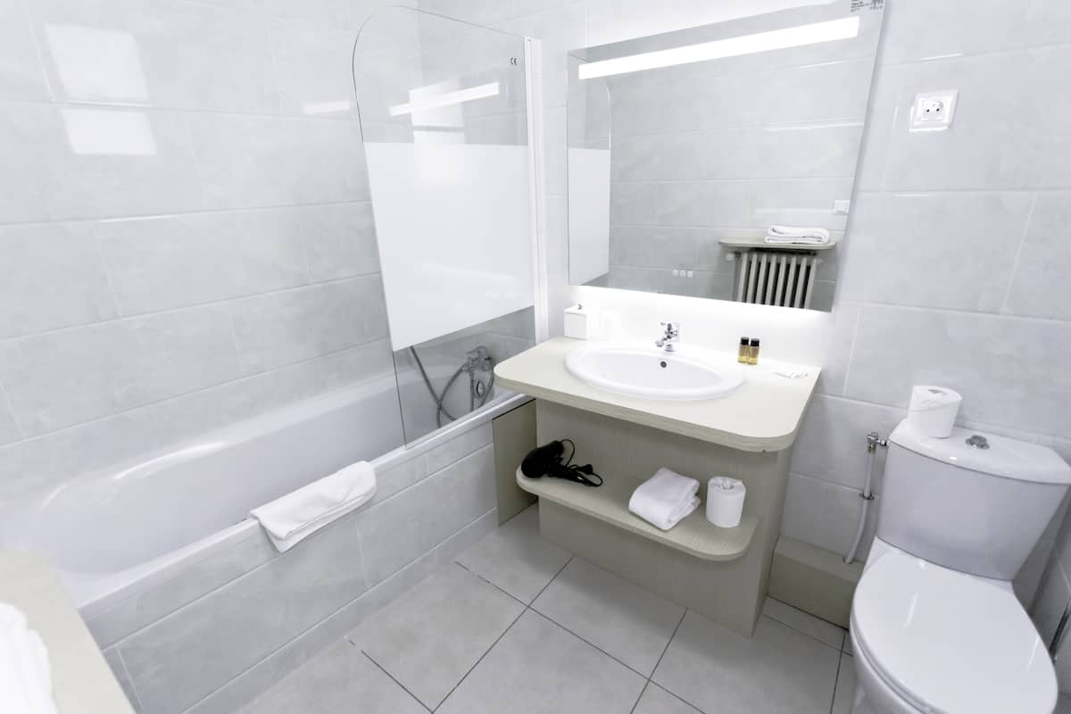 triple room with shower | bathroom | free toiletries, towels
