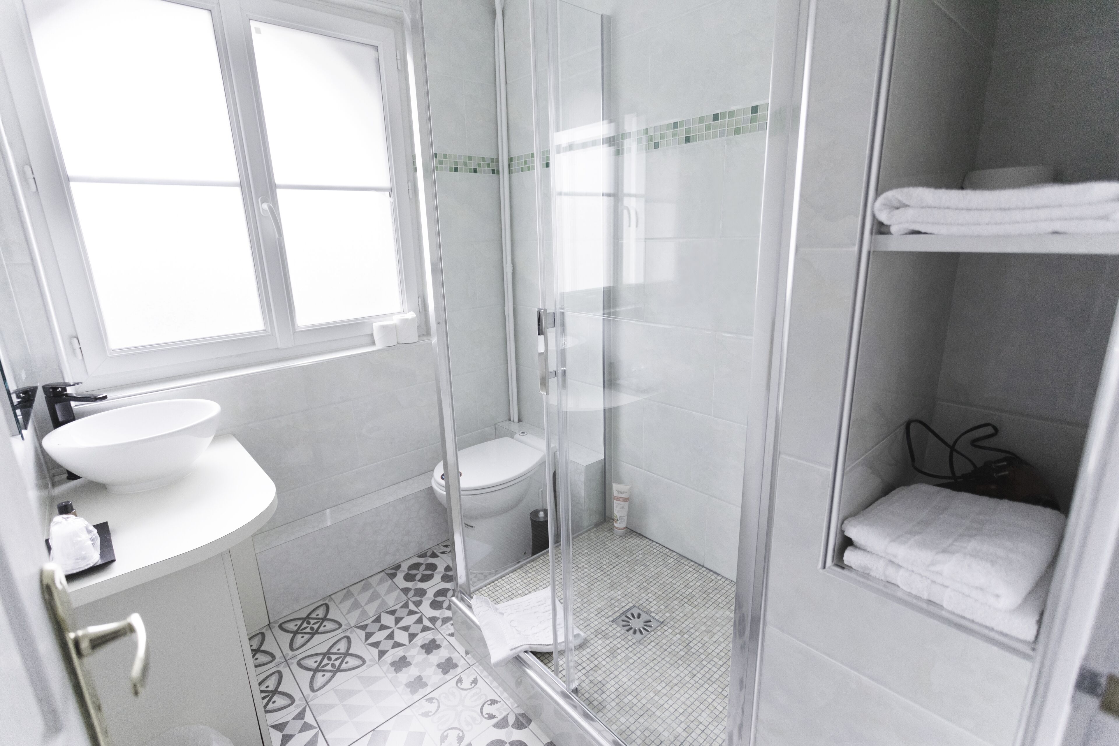 economy double room | bathroom | free toiletries, towels