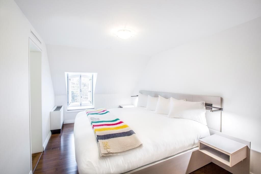 Premium bedding, desk, WiFi (free), bed sheets