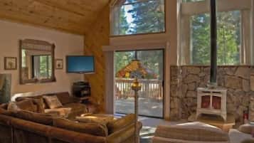 House, 4 Bedrooms | Living room | TV, DVD player