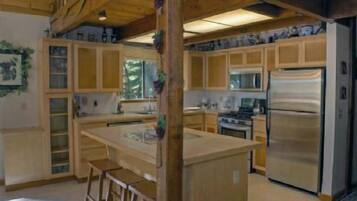 House, 4 Bedrooms | Private kitchen | Full-sized fridge, microwave, stovetop, dishwasher