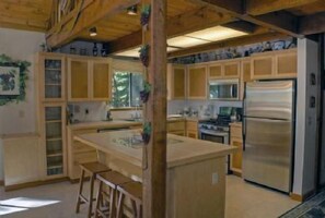House, 4 Bedrooms | Private kitchen | Full-size fridge, microwave, stovetop, dishwasher - St. Croix (Truckee)