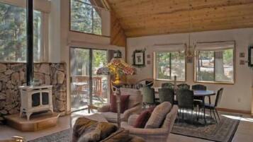 House, 4 Bedrooms | Living room | TV, DVD player