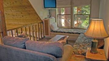 House, 4 Bedrooms | Living area | TV, DVD player