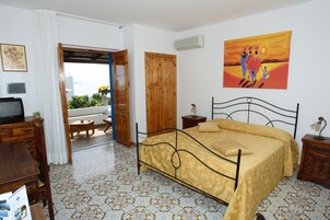 Sábanas de algodón egipcio y minibar 