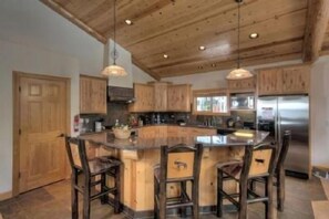 House, 4 Bedrooms | Private kitchen
