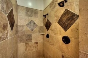 House, 4 Bedrooms | Bathroom shower