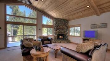 House, 4 Bedrooms | Living room | TV, DVD player