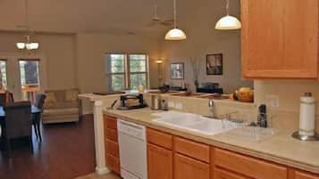 Casa, 2 habitaciones | Cocina privada | Frigorífico grande, microondas, placa de cocina y lavavajillas