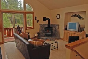 House, 3 Bedrooms | Living room | TV, DVD player