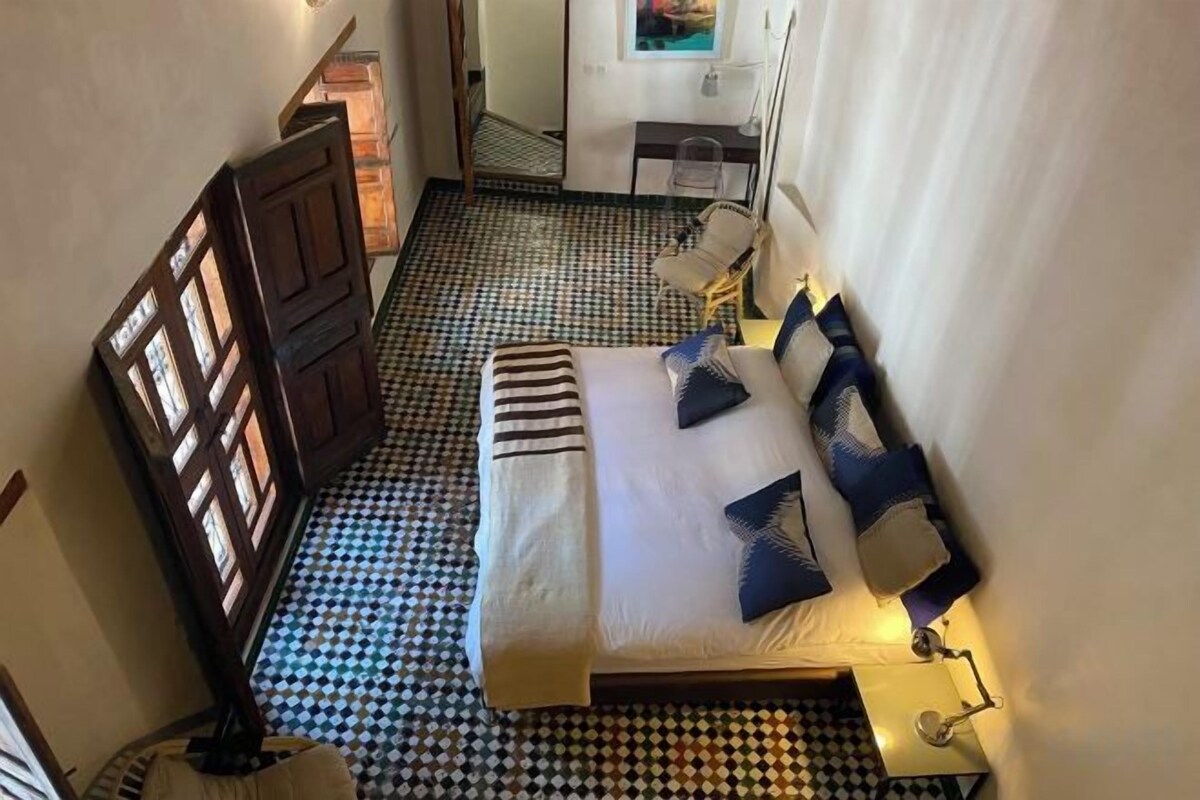 Egyptian cotton sheets, premium bedding, desk, cribs (free)