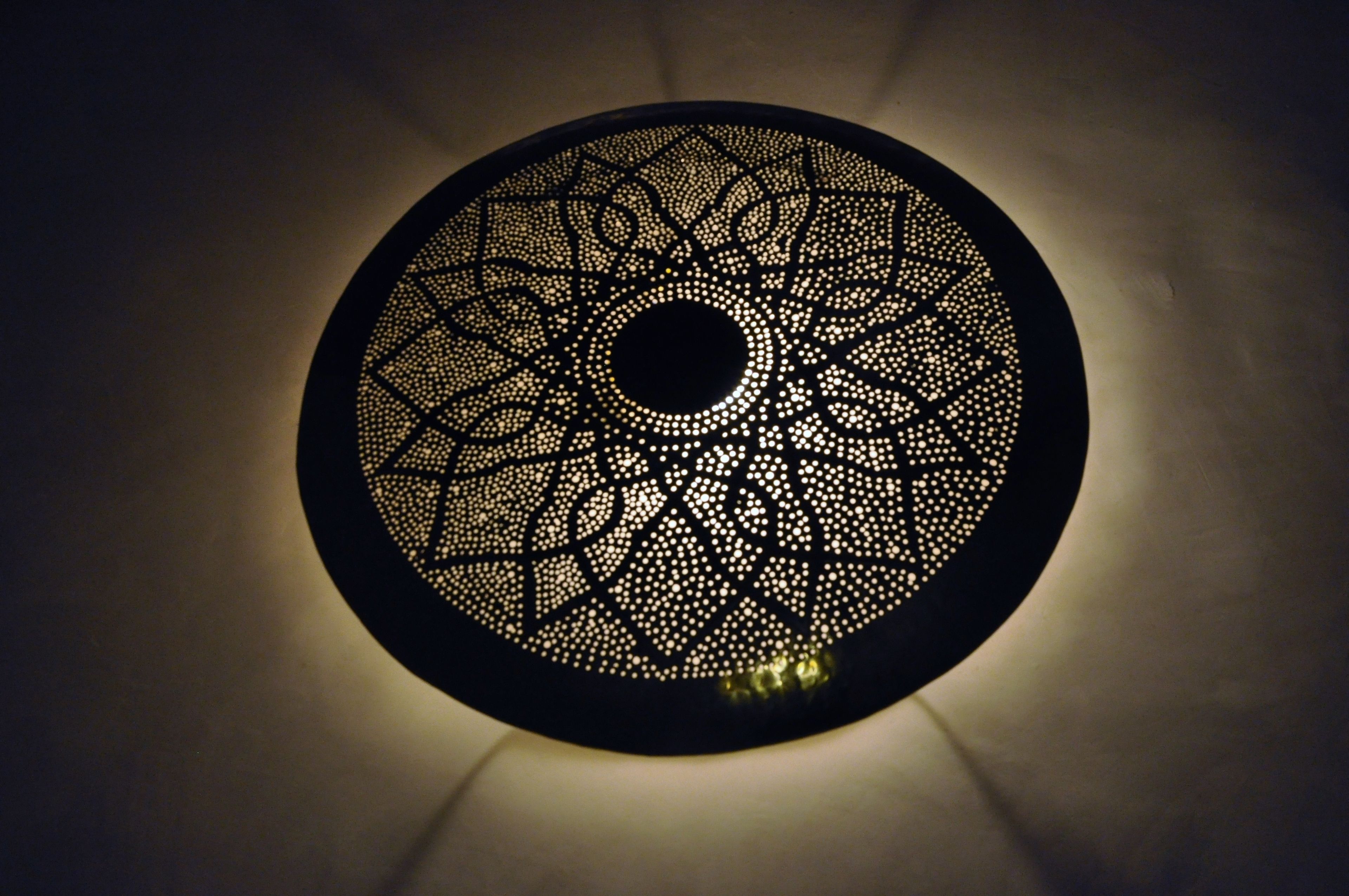 Una lámpara decorativa circular con diseños intrincados.