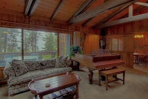 House, 6 Bedrooms | Living room