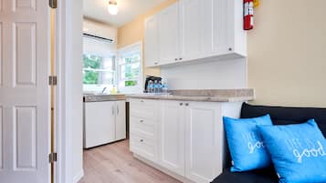 Cottage familiare, 2 camere da letto, vista giardino | Cucina privata | Frigorifero con congelatore, microonde (su richiesta), piano cottura