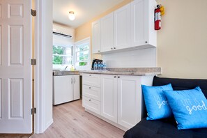Family Cottage, 2 Bedrooms, Garden View | Private kitchen