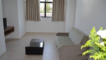 Quarto Lateral Nascente | Frigobar, cortinas blackout