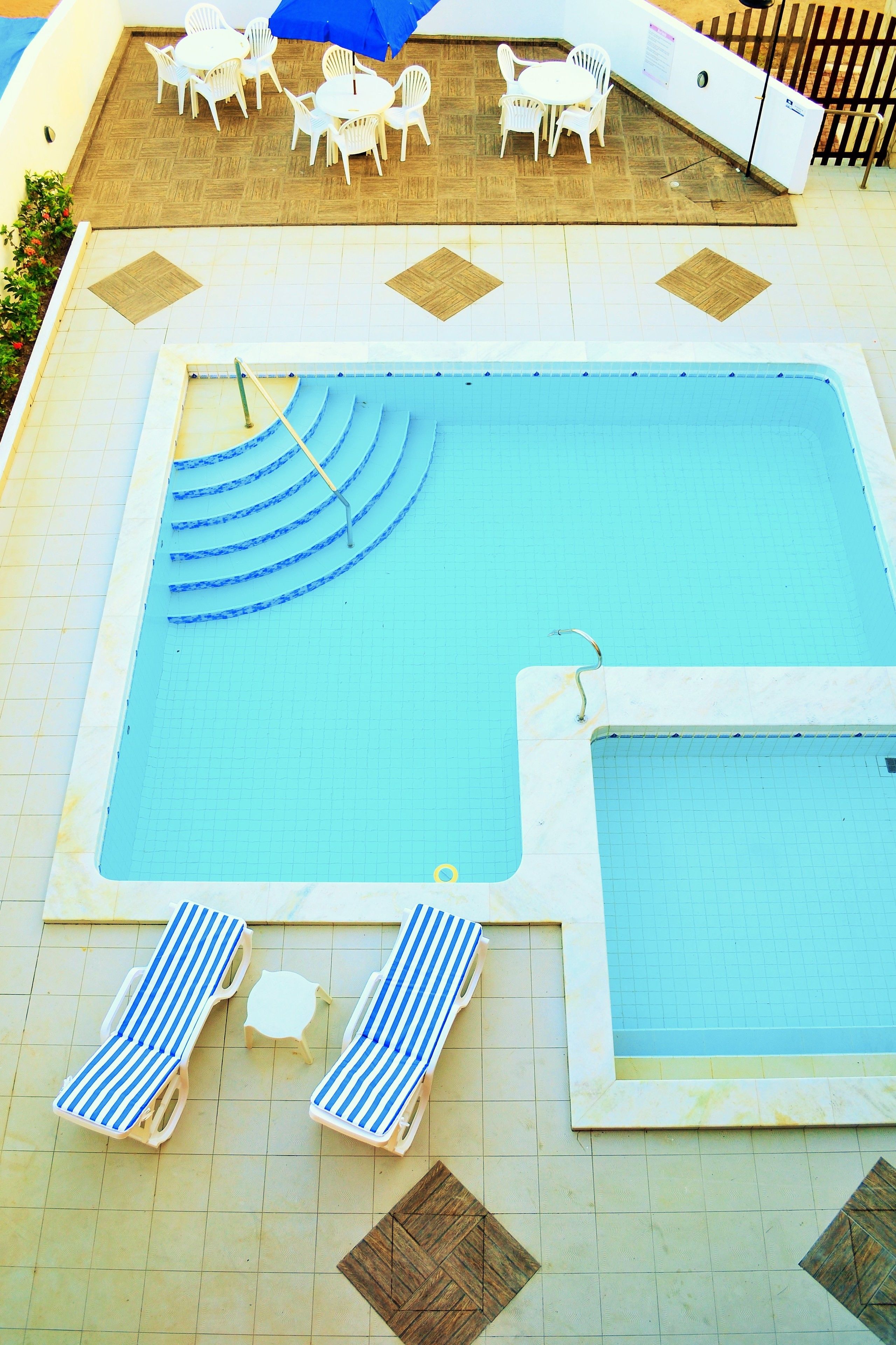 2 outdoor pools, pool loungers