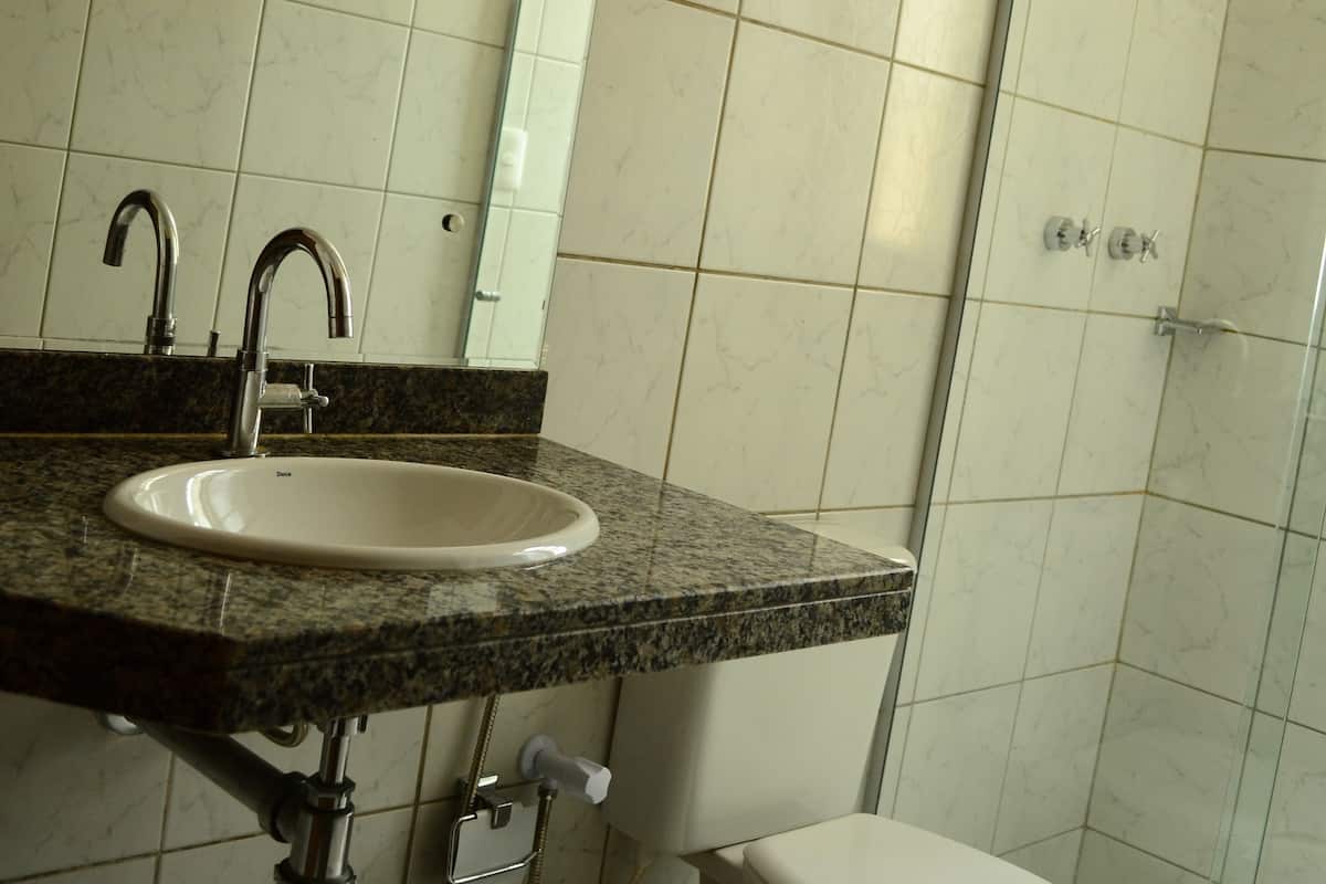 deluxe room | bathroom | shower, hair dryer, towels