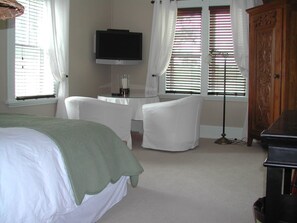 Room 1: Queen Bed (Main)