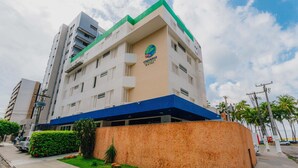 Un hôtel au design moderne, dont la façade est ornée d’un logo bien visible.