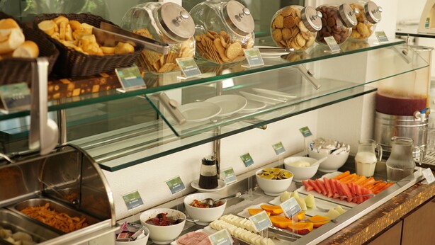 Un buffet proposant une variété de plats et de boissons.