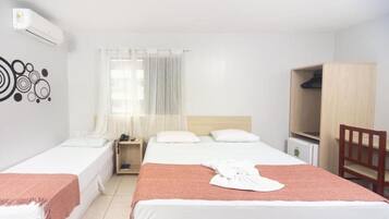 Een kluis op de kamer, een bureau, verduisterende gordijnen, gratis wifi