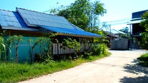 A rural road with houses on one side. - Rewadee Garden Resort (Koh Samui)
