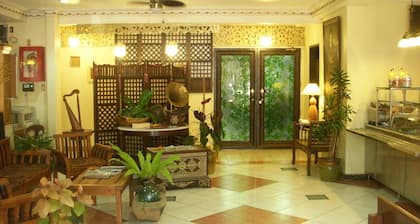 Plaza Maria Luisa Suites Inn